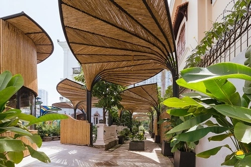 Với tiêu chí chắt lọc và giao thoa giữa triết lý giáo dục Reggio Emilia (Italy) và nền tảng văn hóa bản địa Việt Nam, kiến trúc khuôn viên Trường Mầm non Nghệ thuật Song ngữ Aurora (TP HCM) được thiết kế gồm những mái tre, lồ ô cong hình cánh quạt và khoảng không nhiều cây xanh.