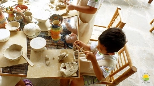 Đây đồng thời là nơi các bé tự do khám phá thế giới qua từng bài học mỗi ngày như tái chế đồ vật từ giấy báo, vỏ chai, hoa lá khô... độc đáo mà thiết thực.
