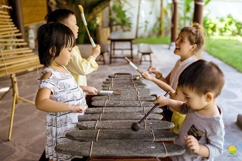 Bên cạnh đó là xưởng nghệ thuật ngoài trời - nơi các bé thỏa sức sáng tạo cùng vật liệu đất sét; hay thử tài với góc âm nhạc qua nhiều nhạc cụ khác nhau.